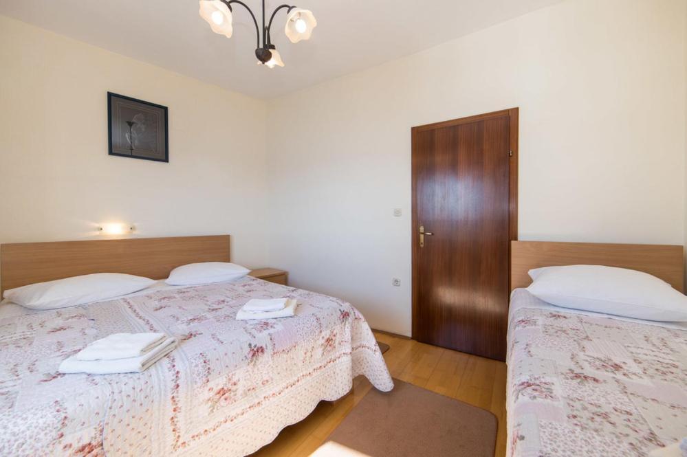Apartments Dominko Brist Exterior foto